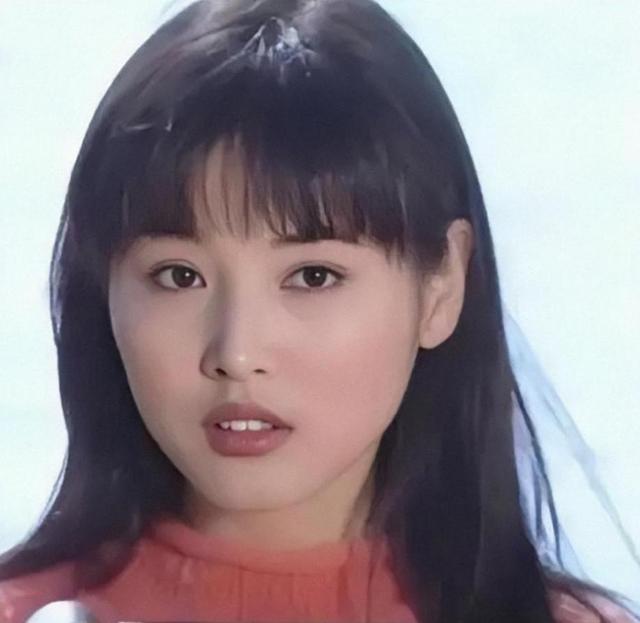 演员张延：父亲早逝，嫁大5岁香港丈夫生一女，和丈夫拥有两个家