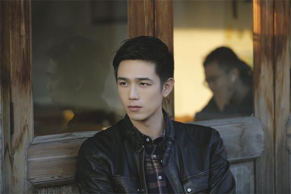 利晴天最新街拍写真释出 眼眸深邃充满绅士味道