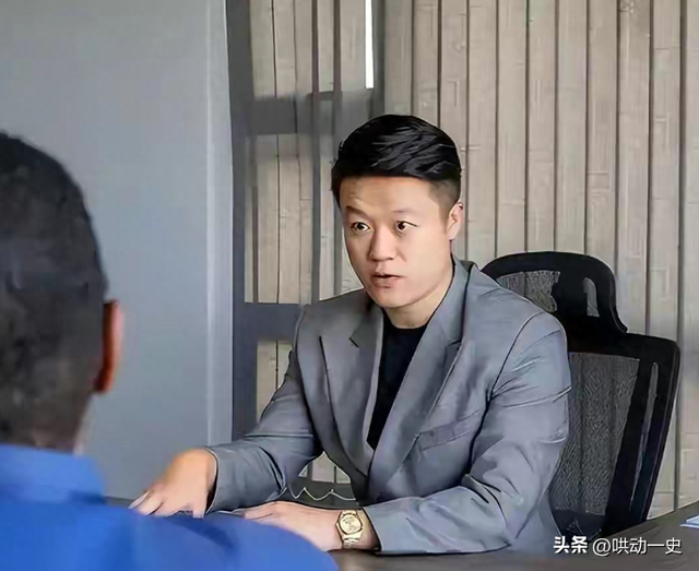 非洲土皇帝王垚：丰臀辣妹当助理，生活奢靡为何多次被官媒表扬？