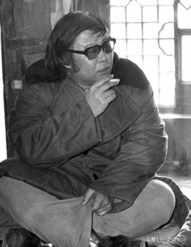 作家路遥老照片:病危时妻子坚持和他离婚,图8和莫言合影很罕见