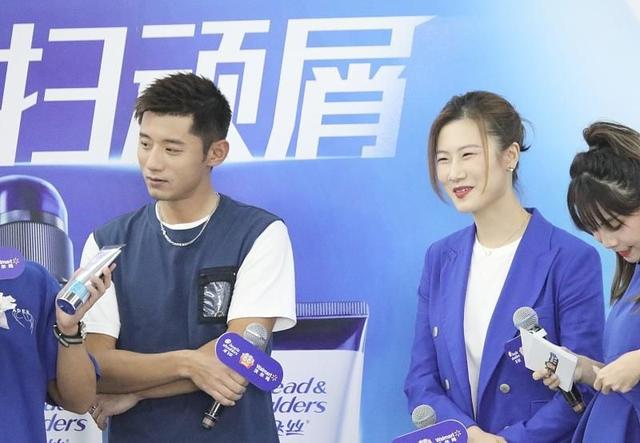 大满贯同框！丁宁变美艳女白领五官好精致，181张继科爱穿内增高