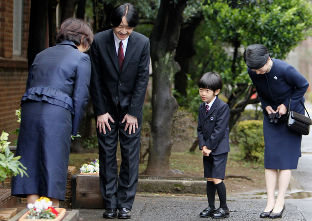 文仁亲王：身高175野心勃勃，41岁生子成皇嗣，喊话哥哥早点退位