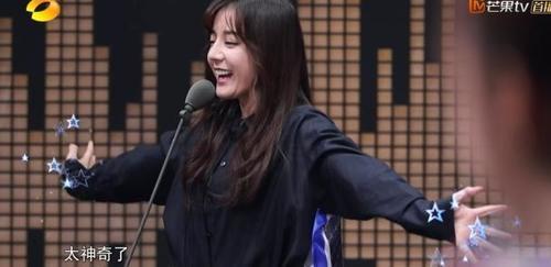 张铁林缘何向她连连道歉?迪丽热巴全英文“小奶音”脱稿配音,让人惊呼第二个韩雪出现了!