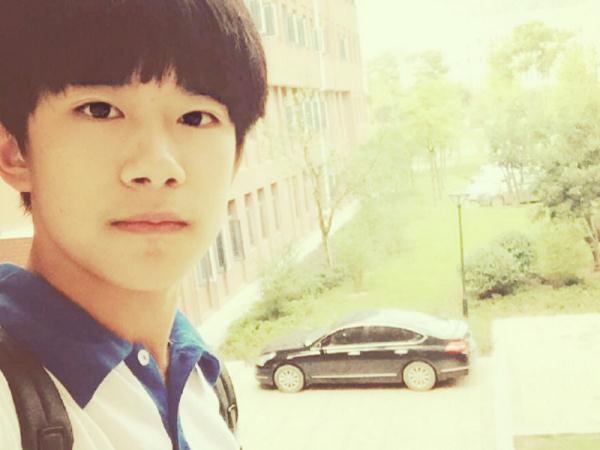 易烊千玺曾是高中校草,看见他高中校服照:颜值我服了