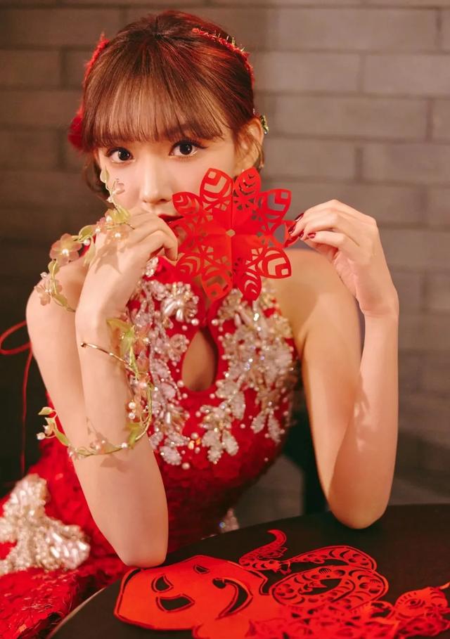 程潇与程晨新加坡旅行，背17万的包包好惬意，妹妹红头发凸嘴抢镜