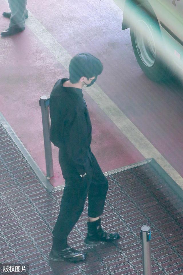 蔡徐坤一身黑衣现身机场,录制青春有你得到认可