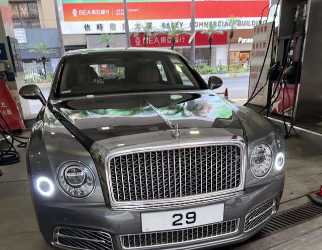 发掘港星的娱乐大亨，每天出门带5万现金，1350万买车牌创纪录