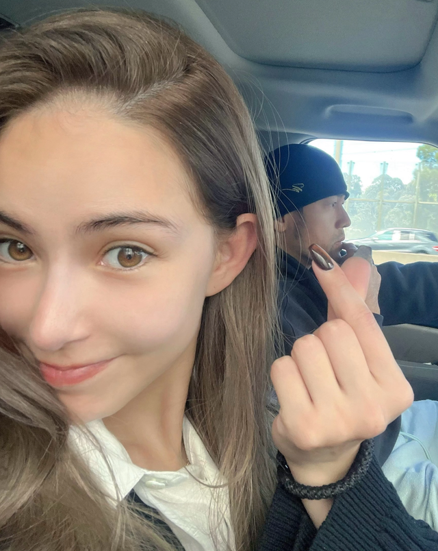 周杰伦疑戴假发露面，颜值回春瘦了一圈，昆凌小腹微凸像怀孕