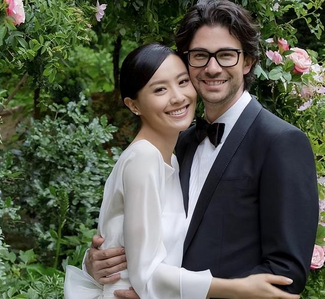 因生不出孩子被踢出豪门，二婚后却儿女双全，这次她终于扬眉吐气