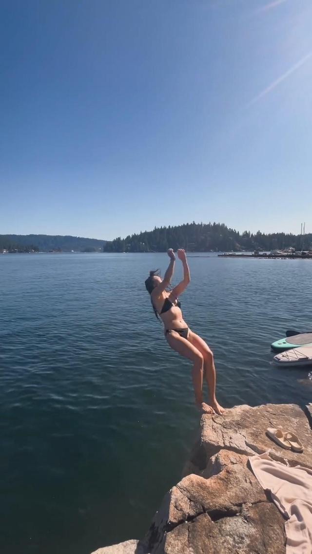 苗侨伟女儿曝泳装照！33岁苗彤小麦肌肤身材火辣，美貌遗传戚美珍