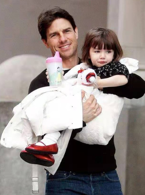 阿汤哥的女儿：18岁身高超过1.7米，长得越来越像母亲很漂亮