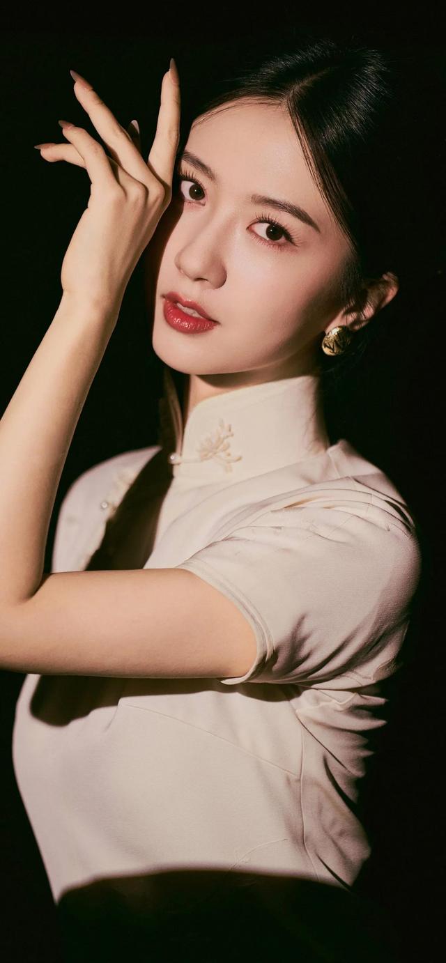 ​美女系列壁纸第4224期—一袭白色旗袍的许龄月