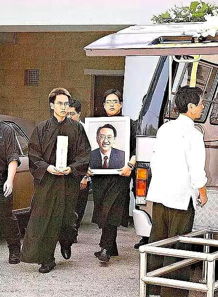 18岁当汤臣总裁:身价千亿颜值爆表,和王思聪有“天壤之别”