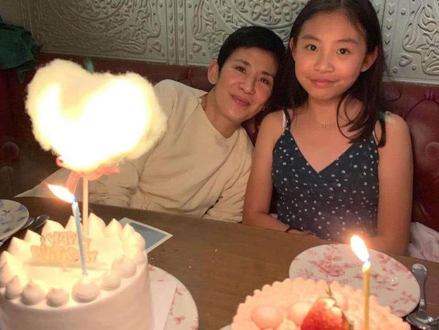 吴君如罕晒家庭照,女儿太像老爸陈可辛,侄女身材高挑想入行发展