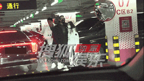 汪峰次女汪璟怡罕露面，贴心挑首饰为章子怡庆生，长相遗传康作如