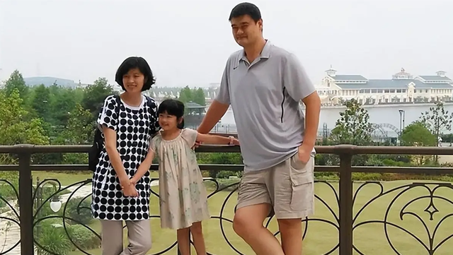 相比与劳伦，姚明选择叶莉才是明智的，但女儿的美国国籍惹争议