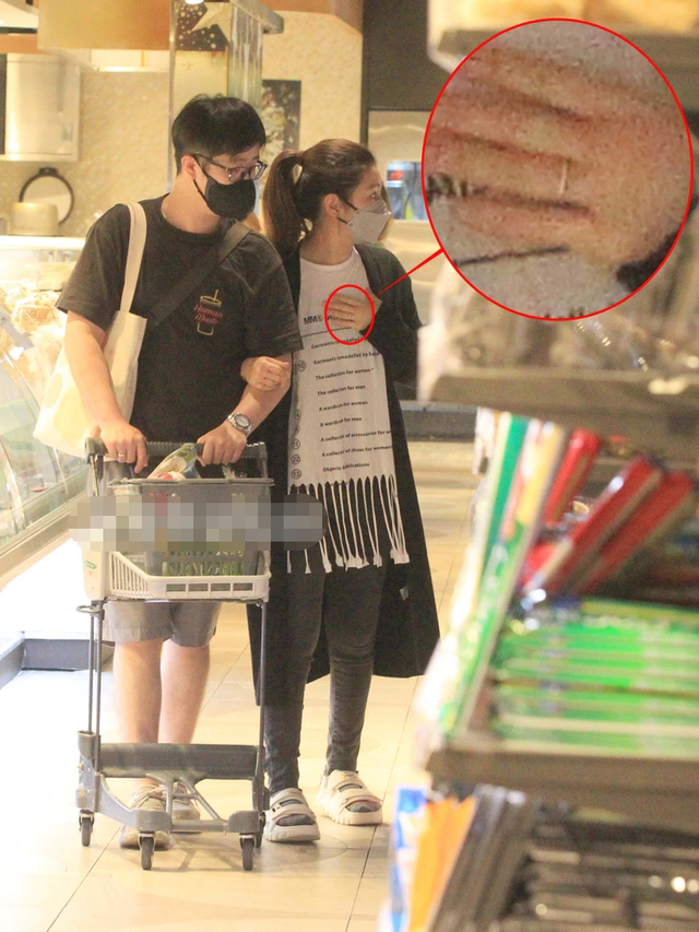 任家萱与小7岁男友约会！手臂烧伤疤痕明显，两人无名指婚戒抢眼