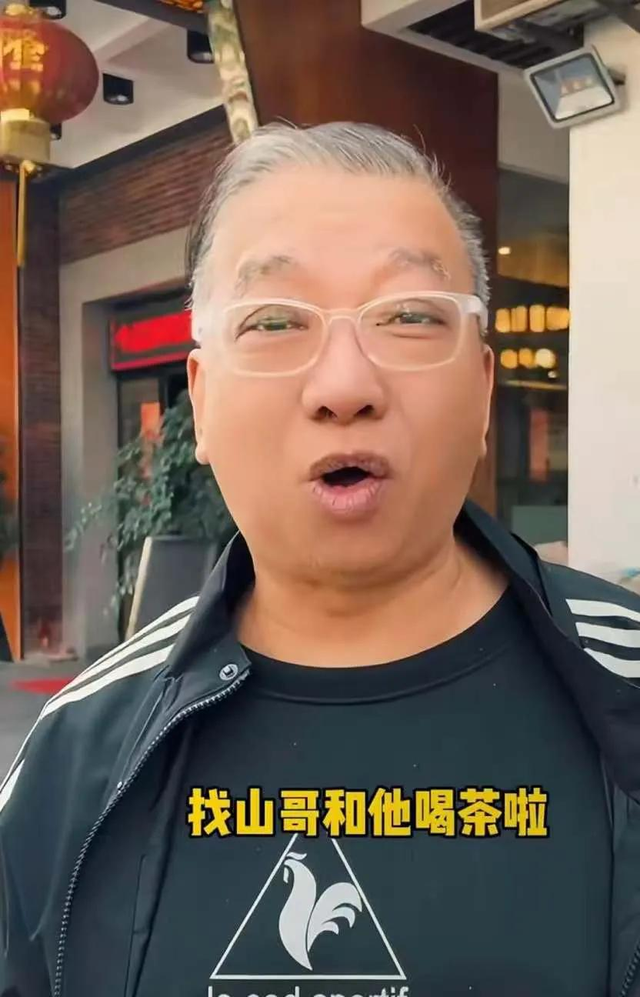 周星驰“御用闲人”近况曝光!满头白发面色暗淡,网友直呼认不出