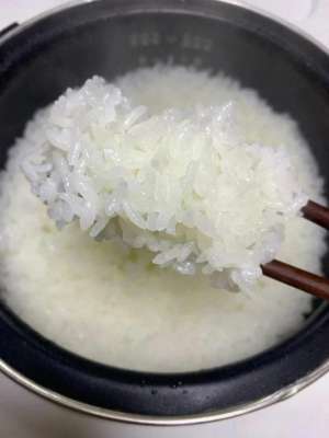米饭粒(蒸米饭小技巧：切记不要加冷水，多做2步，米饭粒粒分明)