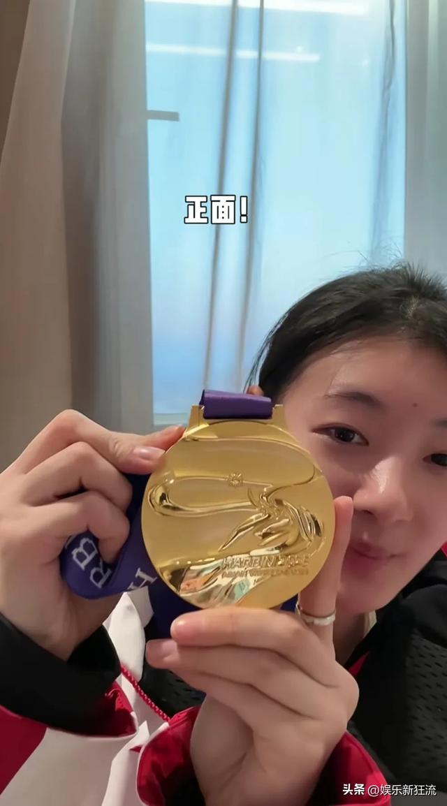 东北甜妹王欣然,拿了金牌第一时间和观众分享,美人痣太好看了