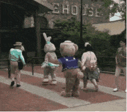 排队7小时，只为她砸钱：玲娜贝儿到底啥来头？