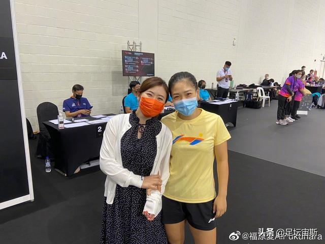 久违合体！刘诗雯搂肩福原爱，紧贴在一起牵手比身高，小枣晒黑了