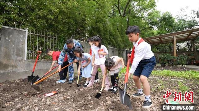 上海军地联手打造国防教育特别节目“听将军爷爷讲故事”