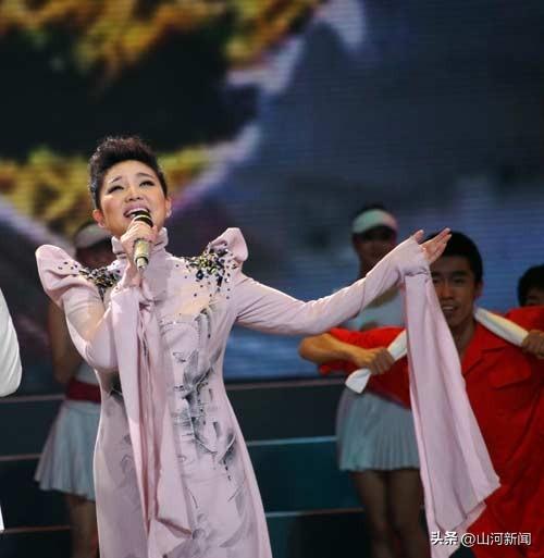 她是军旅歌唱家，身材丰满被称“中年杀手”，今转身成北电教授！