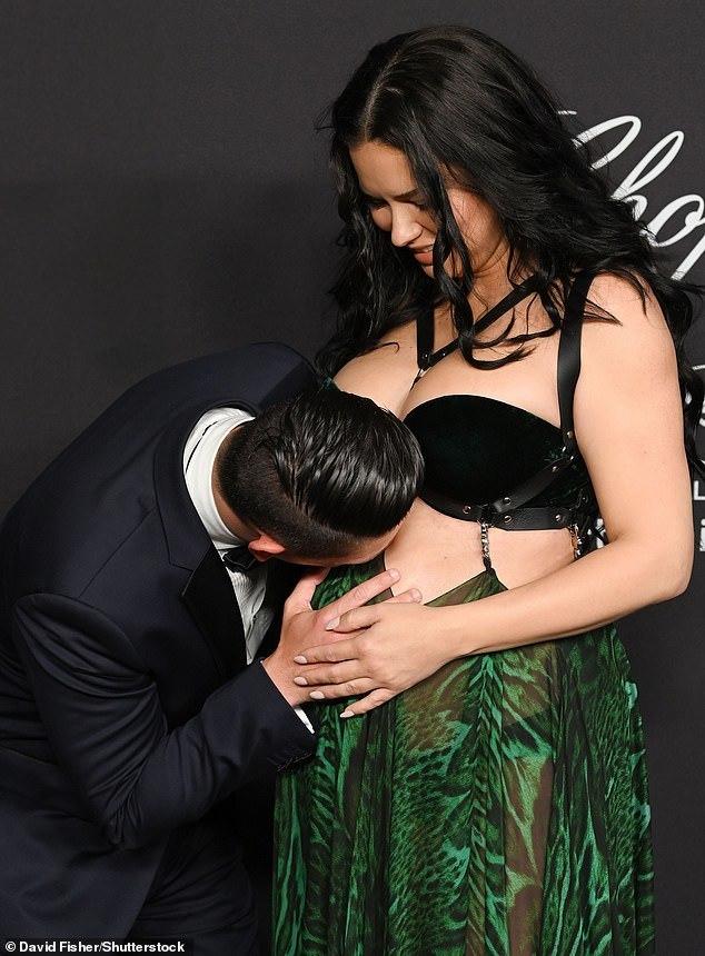 40岁超模利马穿薄纱裙秀肚大如罗，马甲线仍清晰，男友深情亲孕肚