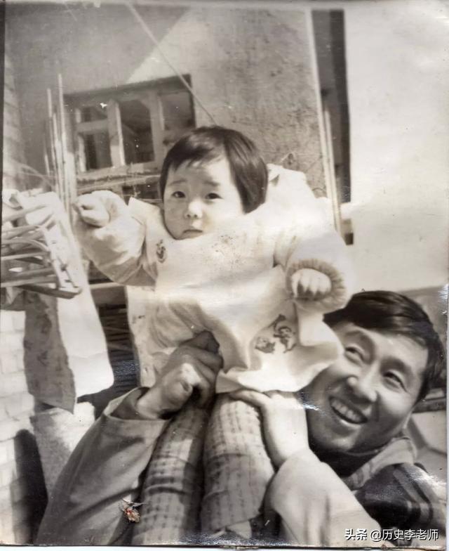 作家路遥老照片:病危时妻子坚持和他离婚,图8和莫言合影很罕见