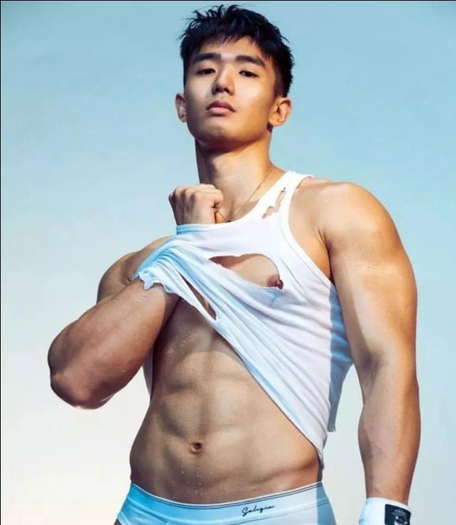 奶凶小狼狗和教练“基情”满满， 真是个单纯大男孩！