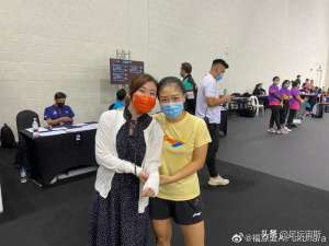 刘诗雯身高(久违合体刘诗雯搂肩福原爱，紧贴在一起牵手比身高，小枣晒黑了)