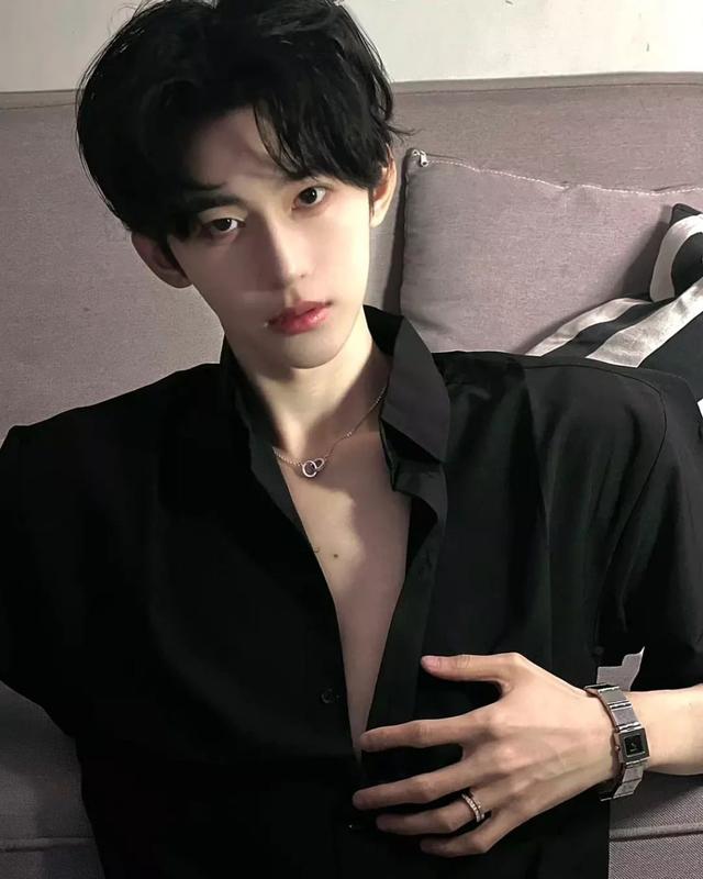 禁欲系帅哥：朱纱红缦遮望眼，衣带渐宽入他乡