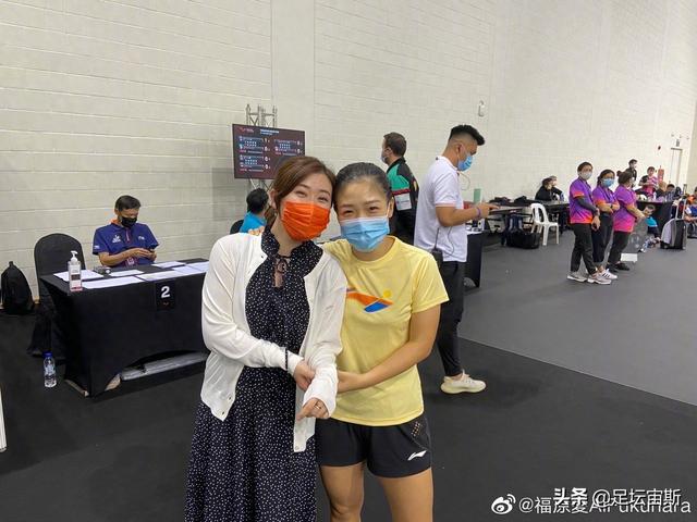 久违合体！刘诗雯搂肩福原爱，紧贴在一起牵手比身高，小枣晒黑了