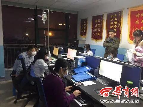 她深夜边打点滴边加班,被同事拍下,照片背后是儿科医生的不易