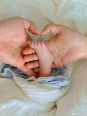 张杨果(主持人张杨果而二胎产子住豪华月子中心，2天前还挺大孕肚工作)