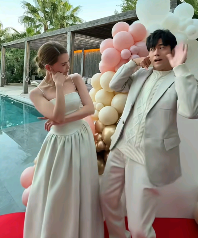 周杰伦疑戴假发露面，颜值回春瘦了一圈，昆凌小腹微凸像怀孕