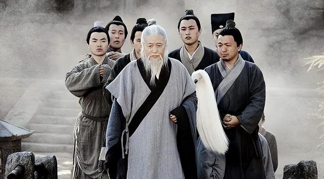 袁天罡给三人看相，预言他们必能做大官，三人走后袁天罡直叹可惜