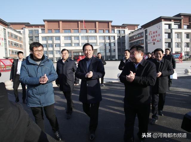 许家印阔别20年再回乡 回报乡里感念师恩