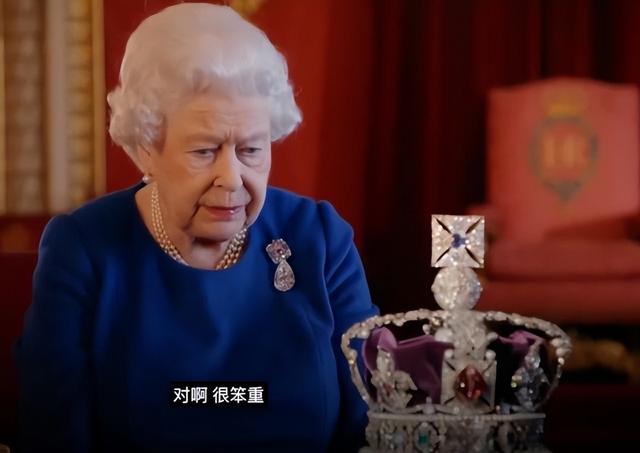 别低头，王冠会掉！18年女王吐槽1.28公斤的帝国王冠：会压断脖子