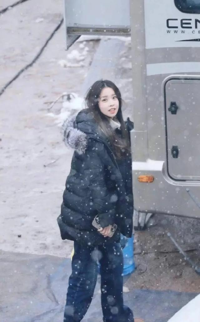 程潇与程晨新加坡旅行，背17万的包包好惬意，妹妹红头发凸嘴抢镜