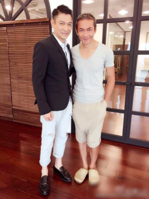 影星江华罕现身，和大8岁妻子好恩爱！曾出轨邓萃雯现婚姻仍美满