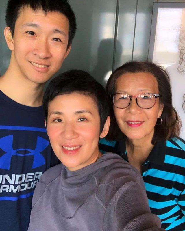 吴君如罕晒家庭照,女儿太像老爸陈可辛,侄女身材高挑想入行发展