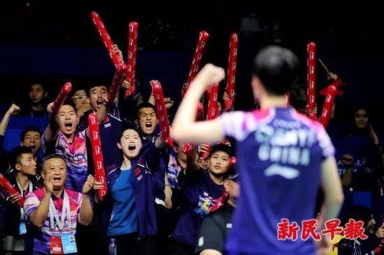 1个弹孔，见证了一段历史；400件雨衣，映衬出城市温情