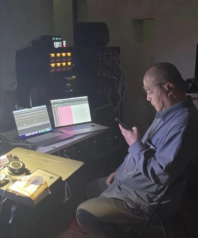 窦唯现状曝光：隐居阿那亚，秃顶头发花白索性剃光头，偶尔会演出