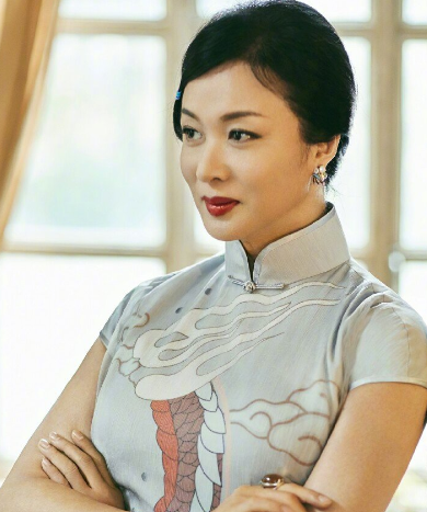 52岁金星重回男儿本色，全身男装素颜走街，网友感慨：太飒了