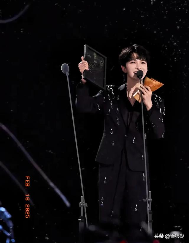 周深伦敦演唱会取消，粉丝全球声援：‘我们依然爱你’