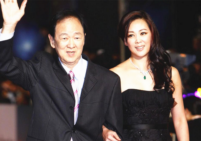 52岁王馨平自曝确诊!喉咙不适在酒店隔离,上月2位亲人接连去世