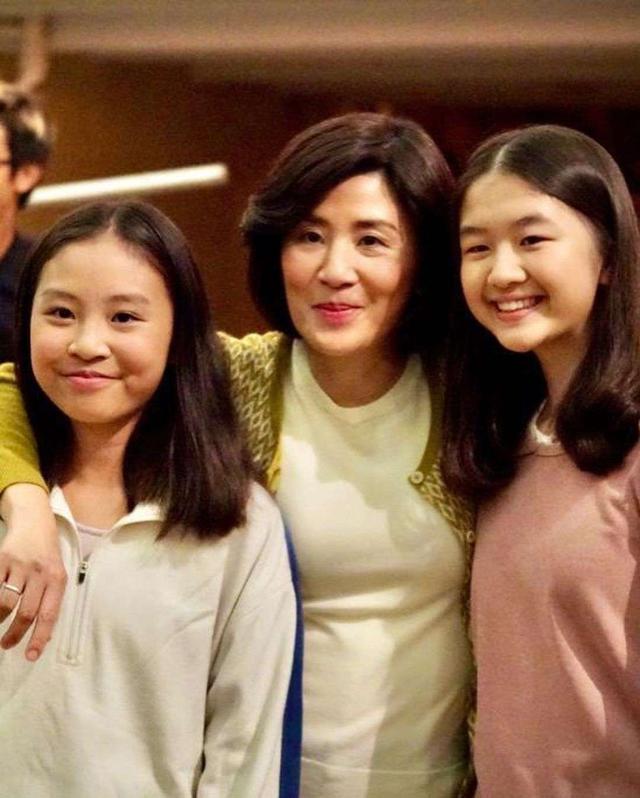 吴君如罕晒家庭照,女儿太像老爸陈可辛,侄女身材高挑想入行发展