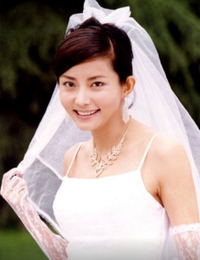 2009年李钰去世，男友汪雨为她扫墓十多年，她凭什么赢了赵薇张敏